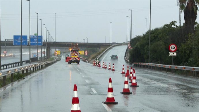 Desvío en la carretera A-7 en la provincia de Valencia durante el episodio de lluvias de la dana Alice.