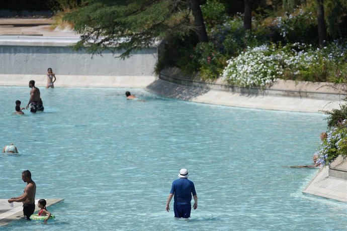Archivo - Una piscina municipal de Barcelona en julio