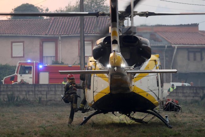 Varios bomberos forestales tratan de extinguir el fuego en Lornís, a 18 de septiembre de 2025, en Pantón, Lugo, Galicia (España). Un incendio forestal activo en el municipio lucense de Pantón, en la parroquia de Pombeiro, ha obligado a decretar el nivel 2