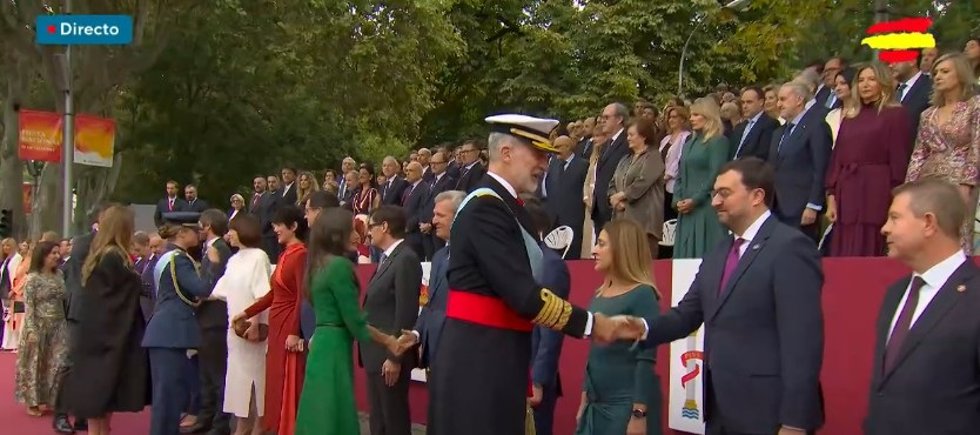 El presidente del Principado, Adrián Barbón, saluda al rey Felipe VI en el acto central del 12 de octubre en Madrid.