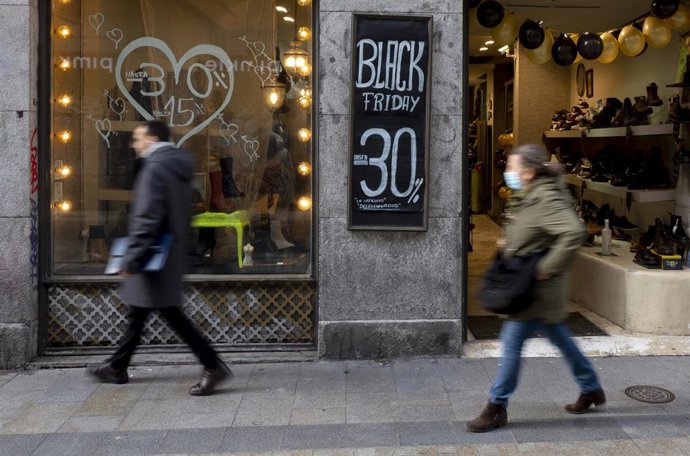 Archivo - Un cartel publicitario anuncia rebajas con motivo del Black Friday