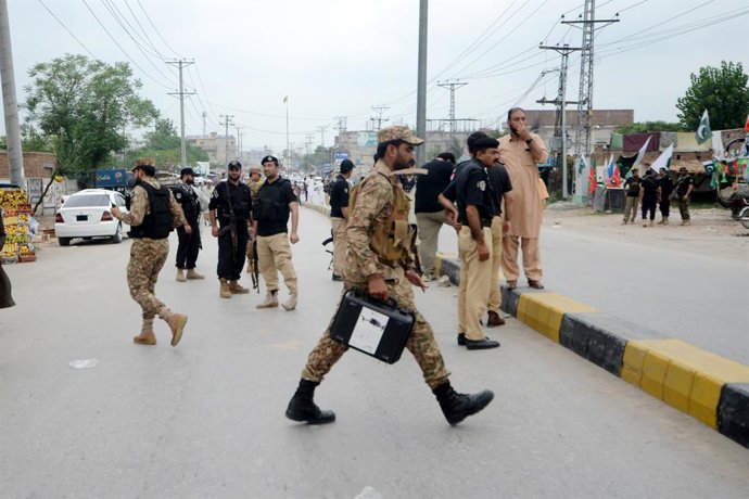 Archivo - August 7, 2024, Peshawar, Peshawar, Pakistan: Bombing targeting police vehicle on roadside in PeshawarPESHAWAR, PAKISTAN, AUGUST, 07: Pakistani security officials inspect the scene of an explosion targeting a police vehicle, in Peshawar, Pakista