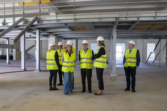 Archivo - Buruaga en su visita a las instalaciones de Quesería Lafuente en Heras