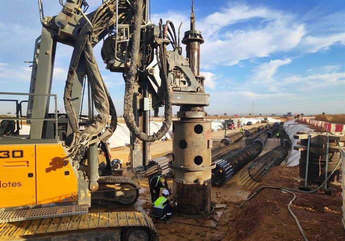 Trabajos para la estructura del viaducto de la Línea 3 Norte del Metro de Sevilla sobre la SE-20.