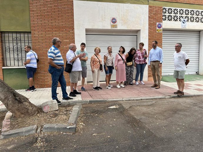 La concejala socialista Rosa del Mar Rodríguez y  el portavoz socialista Dani Pérez en su visita al distrito de Ciudad Jardín.