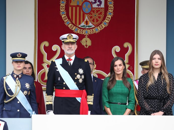 Los reyes Felipe y Letizia, la princesa Leonor y la infanta Sofía, durante el acto solemne de homenaje a la bandera nacional y desfile militar por el 12 de octubre, Día de la Hispanidad.