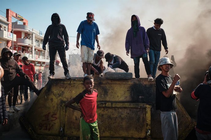 October 9, 2025, Antananarivo, Analamanga, Madagascar: Protesters use garbage bins as barricades in the middle of the road on Oct. 9, 2025, in Anosibe, one of Antananarivoâ€s bustling market districts. The strike, initiated by the Gen Z movement on Sept. 