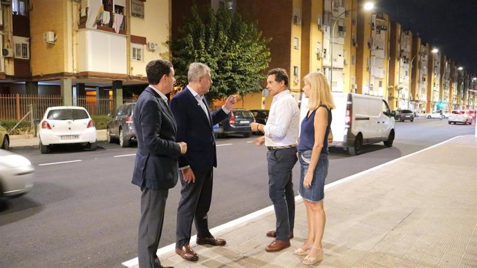 El presidente del Ayuntamiento de Sevilla, José Luis Sanz, visita las obras finalizadas en Pino Montano.