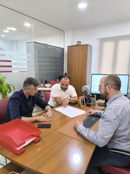 El diputado de Infraestructuras Municipales de Jaén, José Luis Agea, se reúne con el alcalde de Fuensanta de Martos, Antonio Navas.