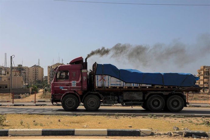 Archivo - Camión con ayuda humanitaria en la Franja de Gaza