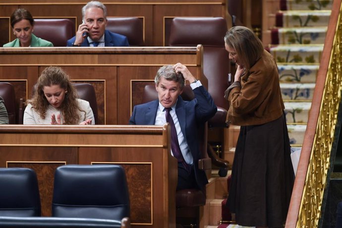 El presidente del PP, Alberto Núñez Feijóo (c), durante una sesión plenaria en el Congreso de los Diputados, a 23 de septiembre de 2025, en Madrid (España).