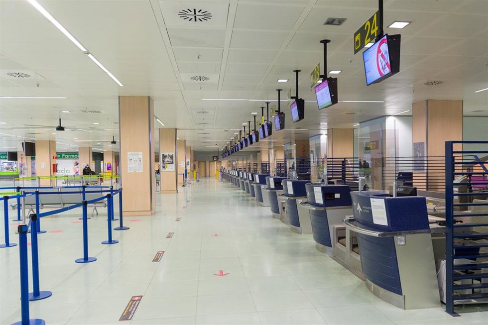 Archivo - Interior del Aeropuerto de Ibiza. Archivo.