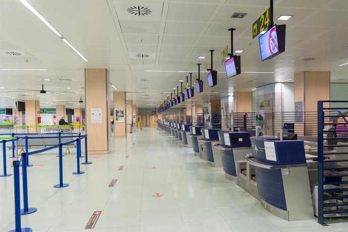 Archivo - Interior del Aeropuerto el mismo día de la entrada en vigor del cierre perimetral ante el aumento de casos de Covid-19, en Ibiza, Islas Baleares, (España), a 23 de enero de 2021. La isla de Ibiza permanecerá cerrada perimetralmente desde este sá