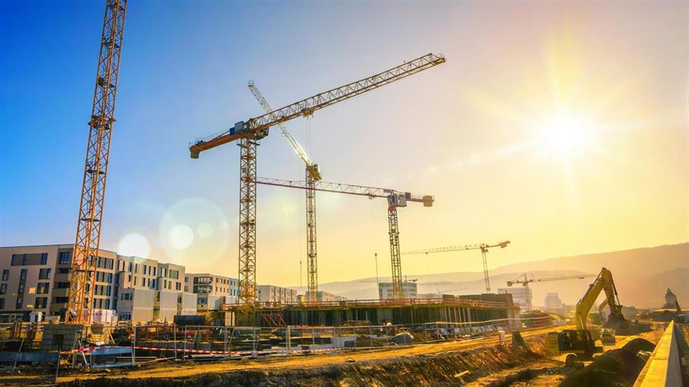 Archivo - Imagen de recurso de grúas en una promoción inmobiliaria.