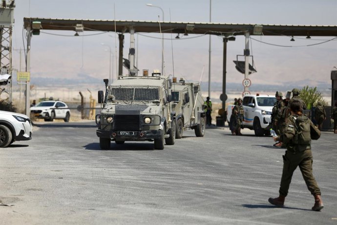 Archivo - ALLENBY BRIDGE, 8 de setembro de 2024 -- Soldados israelenses trabalham no local de um ataque a tiros na Ponte Allenby, um ponto de passagem importante entre a Cisjordânia ocupada por Israel e a Jordânia, em 8 de setembro de 2024. Um homem armad