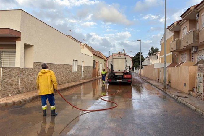 Los servicios municipales trabajan en las poblaciones del Mar Menor más afectadas, como son Los Nietos, Playa Honda, Mar de Cristal y El Algar