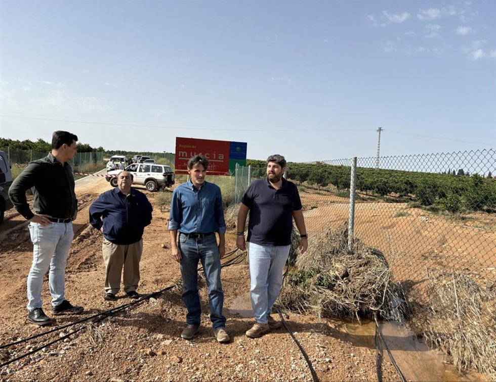 El presidente López Miras visitando una de las carreteras afectadas por las lluvias en San Javier