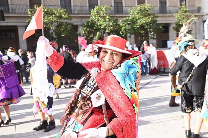 Representante peruana en la Ofrenda floral a la Virgen del Pilar, a 12 de octubre de 2025, en Zaragoza, Aragón (España).  
