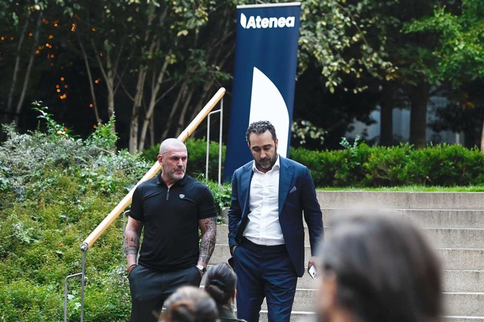 El empresario Víctor de Aldama (d) y el líder de Desokupa, Daniel Esteve (i), a su llegada a la presentación del exportavoz de Vox, Iván Espinosa de los Monteros de su nuevo think tank Atenea.