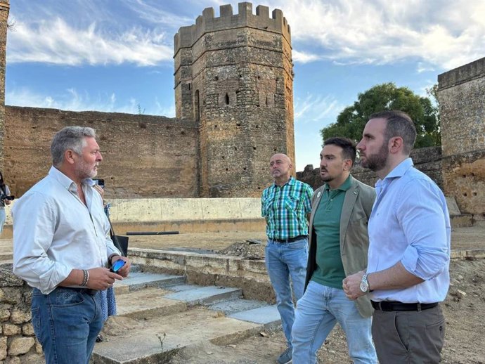 El delegado municipal de Cultura, Patrimonio y Museos, Christopher Rivas, junto con el delegado de Hábitat Urbano, David Delgado, visitando el Castillo de Alcalá de Guadaíra.