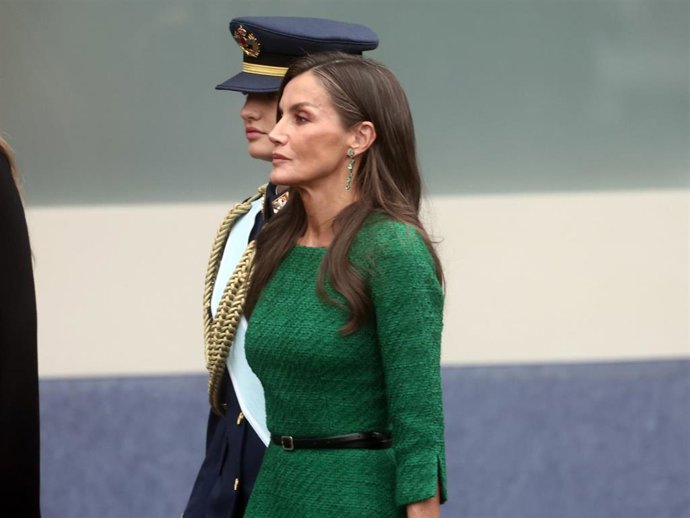 La Reina Letizia durante el acto solemne de homenaje a la bandera nacional y desfile militar por el 12 de octubre, Día de la Hispanidad, en la Plaza de Cánovas del Castillo, a 12 de octubre de 2025, en Madrid (España).