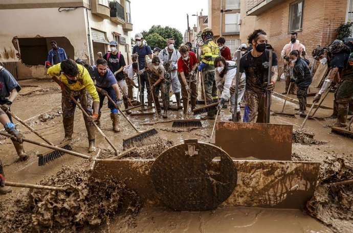 Archivo - Varios voluntarios limpian calles en Massanassa, a 8 de noviembre de 2024, en Valencia