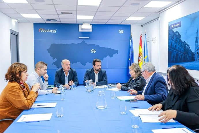 El presidente del PP de Asturias, Álvaro Queipo, y el diputado autonómico Luis Venta, reunidos con organizaciones agrarias.