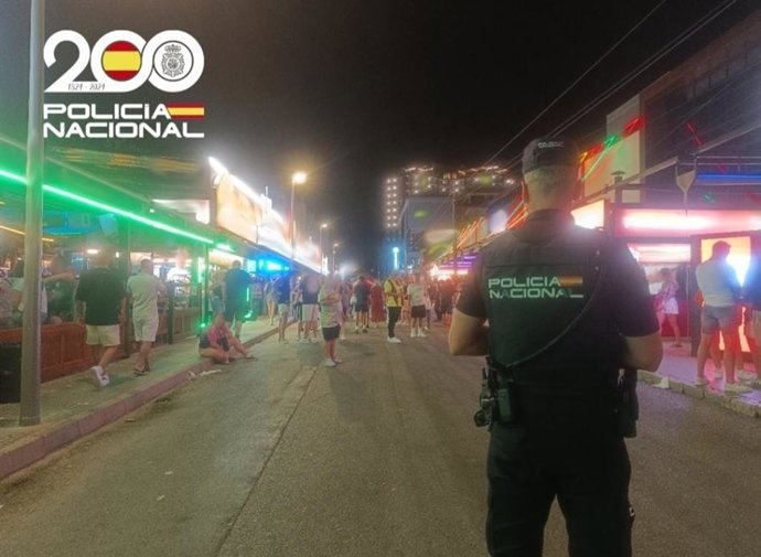 Un agente de la Policía Nacional en una zona de ocio nocturno de Playa de Palma