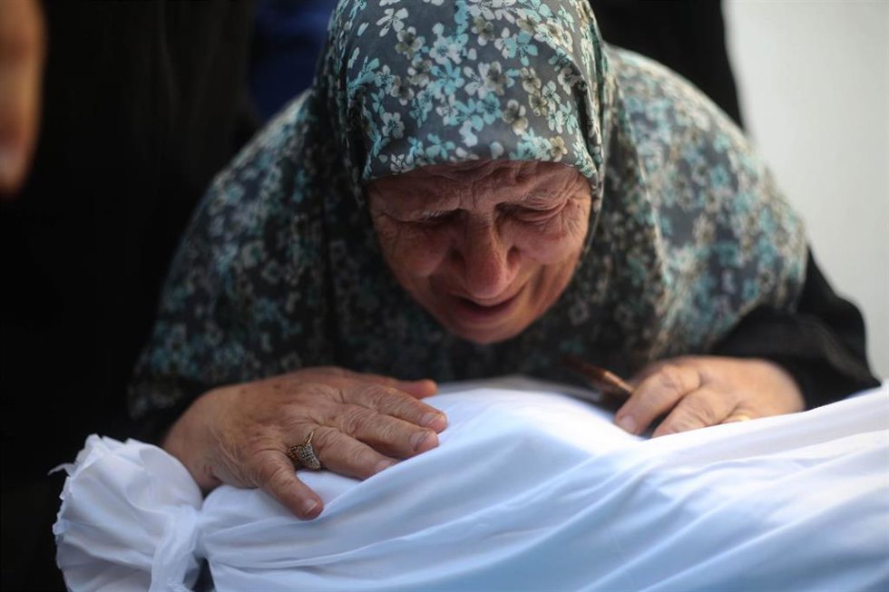 Una mujer mayor llora ante el sudario de un familiar fallecido por la ofensiva militar israelí en la Franja de Gaza el 8 de octubre de 2025