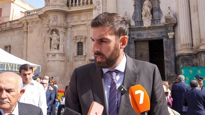 El presidente de VOX en la Región de Murcia, José Ángel Antelo, ha atendido este domingo a los medios de comunicación tras el acto castrense celebrado con motivo de la festividad de la Virgen del Pilar