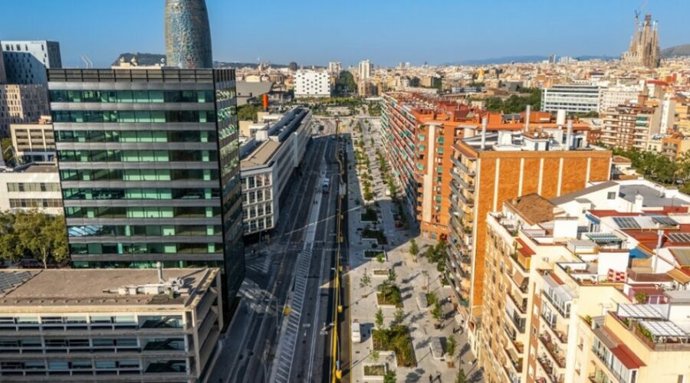 Obras de urbanización del lado mar de la Gran Via en las Glòries de Barcelona