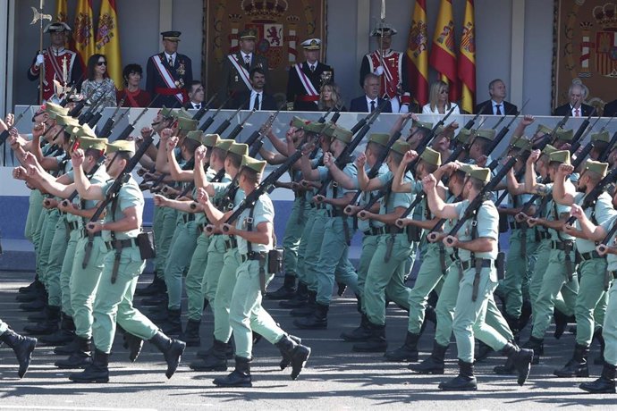Solemne de homenaje a la bandera nacional y desfile militar por el 12 de octubre