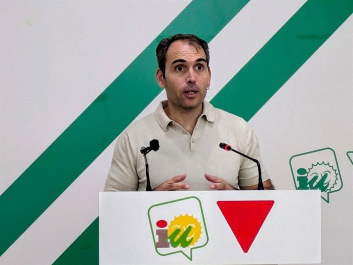 El coordinador general de IU Andalucía y diputado en el Congreso, Toni Valero, en rueda de prensa en Málaga. (Foto de archivo).