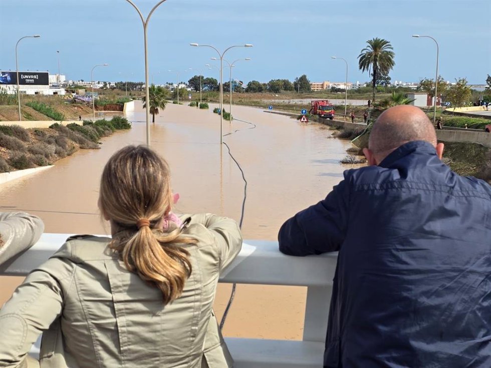 La presidenta del Govern, Marga Prohens, junto al presidente del Consell de Ibiza, Vicent Marí, visitan las zonas afectadas