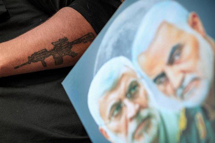 Archivo - Imagen de archivo de un miembro de las FMP en un memorial por Abu Mahdi al Muhandis