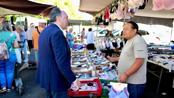 El delegado de Consumo, José Lugo, visitando el Mercadillo de Pino Montano.