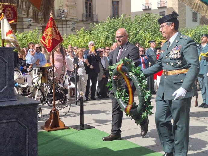 El subdelegado del Gobierno de España en Jaén, Manuel Fernández, durante su intervención en el acto institucional celebrado en la Plaza de Santa María con motivo de la Festividad de la Virgen del Pilar.