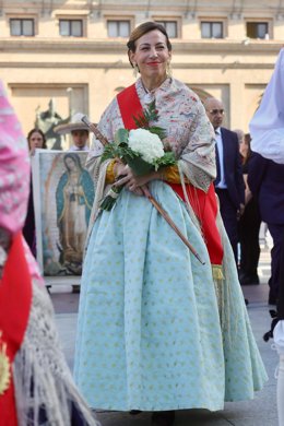 La alcaldesa de Zaragoza, Natalia Chueca, con traje tradicional, en la Ofrenda de Flores a la Virgen del Pilar.