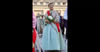 La alcaldesa Natalia Chueca ha lucido en la Ofrenda un "atuendo de mudar de clase acomodada"