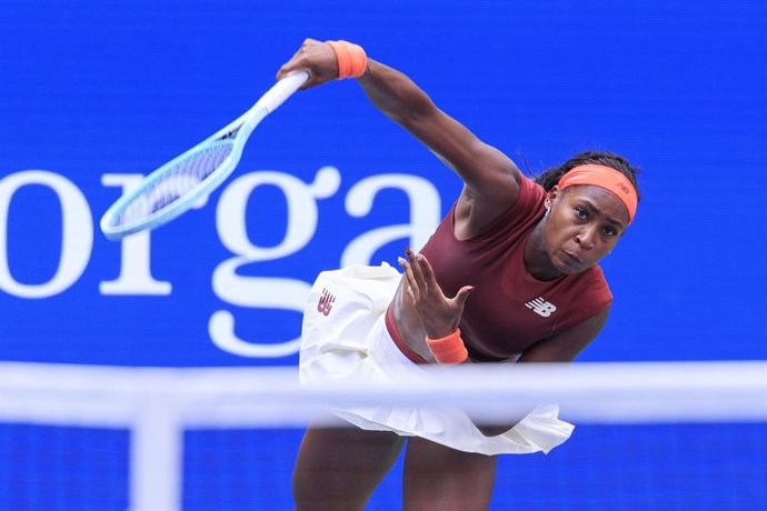 Archivo - 01 September 2025, US, New York: US tennis player Coco Gauff in action against Japan's Naomi Osaka during their women's singles round of 16 match of the 2025 US Open tennis tournament at USTA Billie Jean King National Tennis Center. Photo: Javie