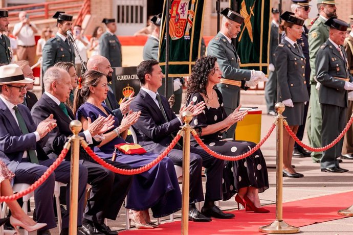 El presidente de la Diputación de Almería, Javier A. García, y la alcaldesa de Almería, María del Mar Vázquez, en el acto por la patrona de la Guardia Civil, la Virgen del Pilar, este domingo, 12 de octubre.