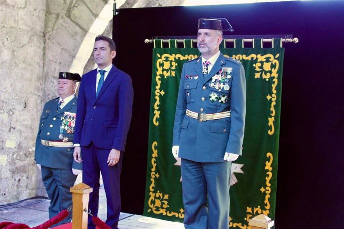 Casares y el teniento coronel Postigo en el acto por el Día de El Pilar