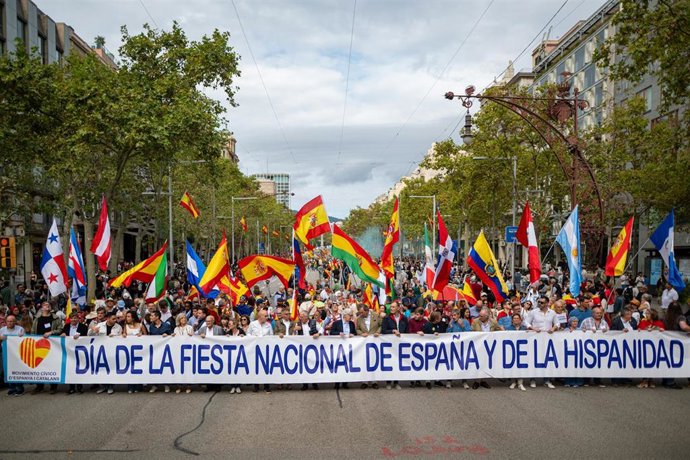 Manifestación por el 12 de octubre de Movimiento Cívico dEspanya i Catalans y Cataluña Suma por España, a 12 de octubre de 2025, en Barcelona, Cataluña (España). Esta movilización sale con el lema 'Capital de la Hispanidad'.