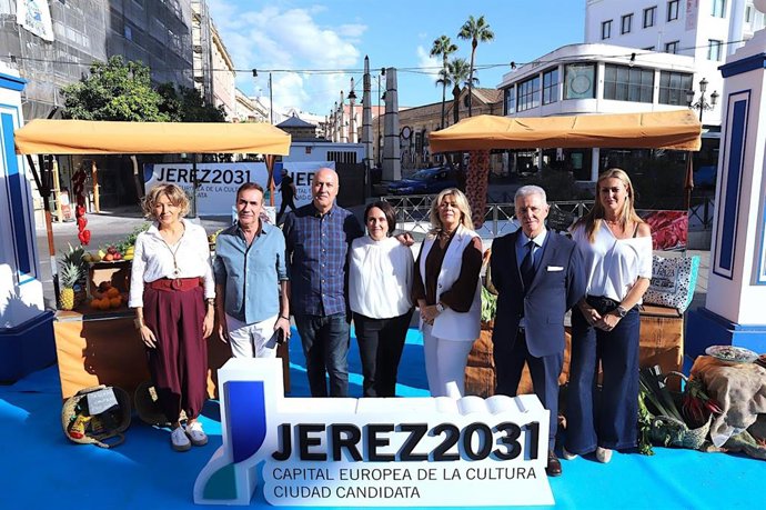 La delegada de Comercio y Consumo, Nela García, en la 'Noche Azul y Blanca' de Jerez de la Frontera (Cádiz).