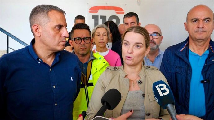 La presidenta del Govern, Marga Prohens, y el director general de Emergencias e Interior, Pablo Gárriz, en rueda de prensa
