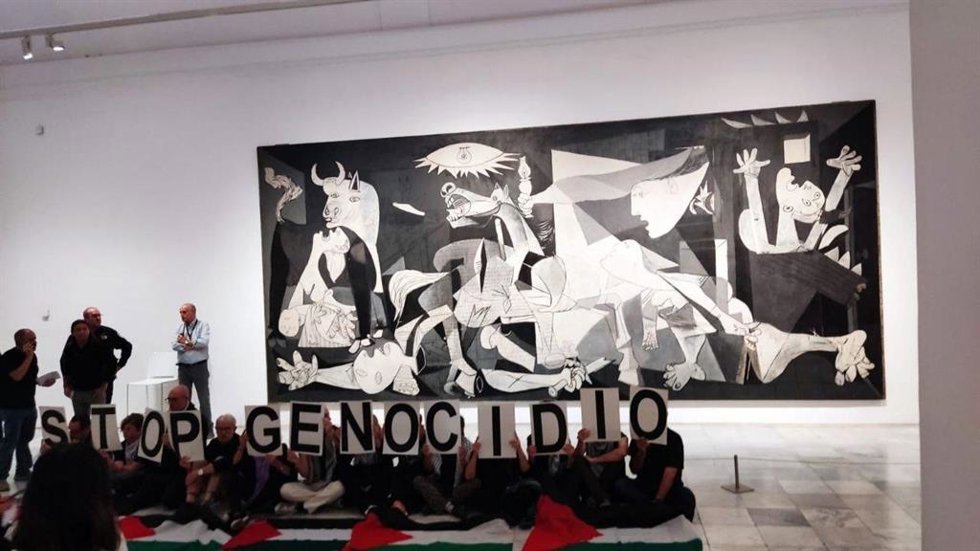 El colectivo ha protestado este domingo frente al cuadro.