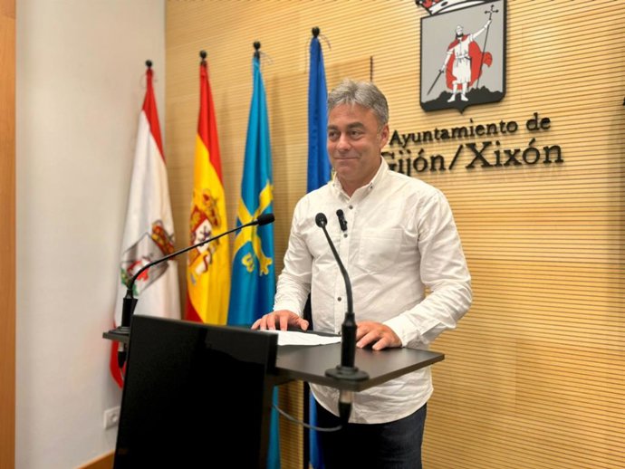 Archivo - El concejal del Grupo Municipal Socialista en el Ayuntamiento de Gijón José Ramón Tuero, en rueda de prensa en el Consistorio gijonés.