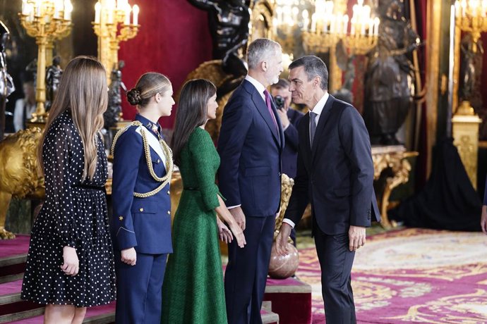 Los reyes Felipe y Letizia, la princesa Leonor y la infanta Sofía, el presidente del Gobierno y secretario general del PSOE, Pedro Sánchez, durante la recepción con motivo del día de la Fiesta Nacional, en el Palacio Real, a 12 de octubre de 2025, en Madr