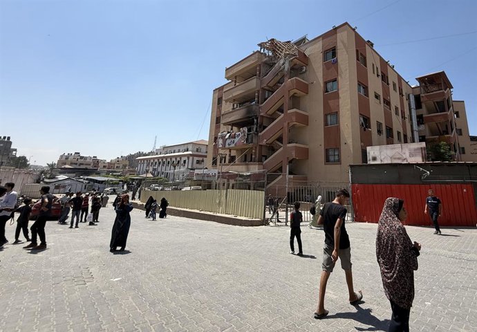 Archivo - August 25, 2025, Khan Younis, Gaza Strip, Palestinian Territory: A view of place of Israeli strikes on Nasser Hospital, where journalists and other people were killed, in Khan Younis in the southern Gaza Strip, on August 25, 2025