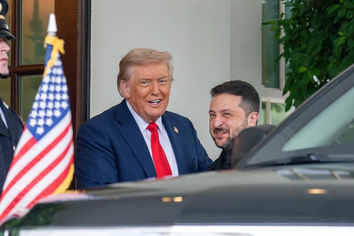Archivo - Arquivo - 18 de agosto de 2025, Washington, Distrito de Columbia, EUA: o presidente DONALD TRUMP e o presidente VOLODYMYR ZELENSKYY sorriem para a imprensa